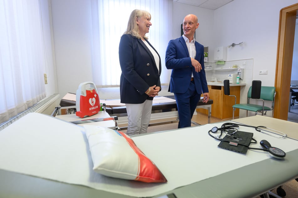 Gesundheitsministerin Petra Köpping (67, SPD) besuchte Hausarzt Maximilian Braun.