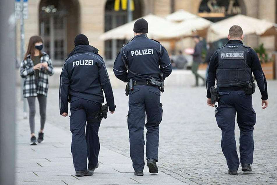 Weil Impfdosen übrig waren, durften sich einige Beamte der Polizeidirektion Dresden schon impfen lassen. Hier ein Symbolbild einer Dresdner Streife.