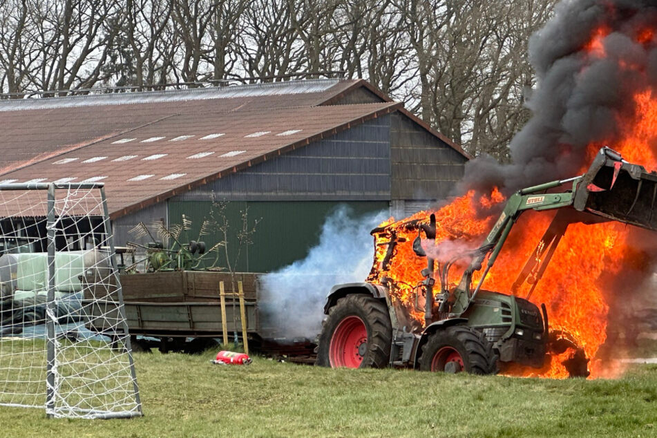 Traktor geht während der Fahrt in Flammen auf! Feuerwehr kommt zu spät