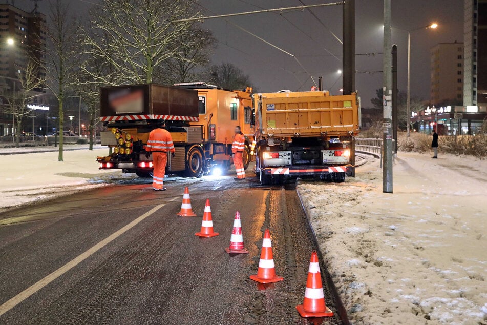 Ein Schneeräumfahrzeug blieb in Rostock mit der Schaufel in einer Schiene hängen und beschädigte die Oberleitung.