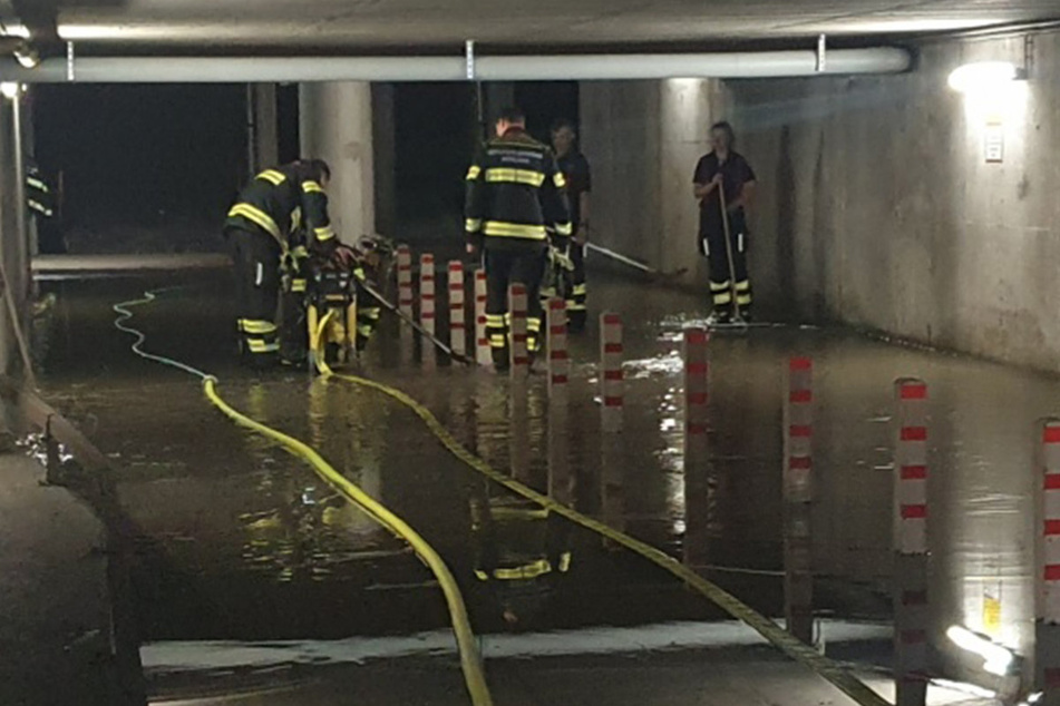 Fünf Stunden lang war die Münchner Feuerwehr wegen der geplatzten Hauptwasserleitung beschäftigt.