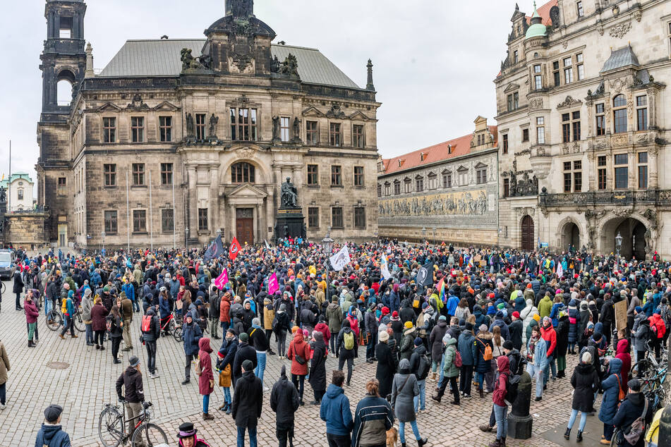 Mehrere Hundert Menschen hatten sich am Sonntagnachmittag auf dem Schlossplatz versammelt. Im Verlauf des Nachmittags wurden 2000 daraus.