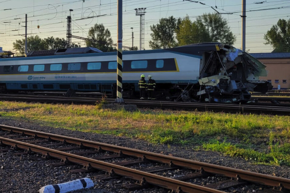 Zug kollidiert mit Rangierlok! Ein Toter, fünf Verletzte