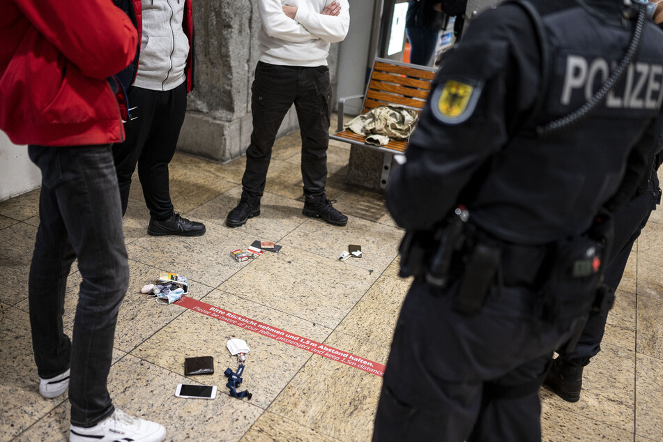 Die Polizei führte an diesem Wochenende am Kölner Hauptbahnhof Waffen-Kontrollen durch.
