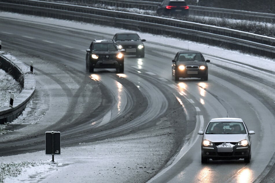 Eisscholle rutscht auf der A14 bei Leipzig von Lastwagen und schlägt in Auto ein: Fahrer flieht