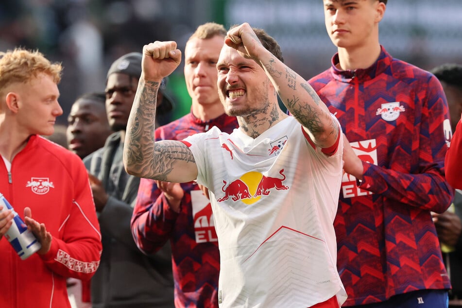 David Raum (27) schenkte einem jungen RB-Fan sein Trikot - und erhielt eine Packung M&amp;M's.