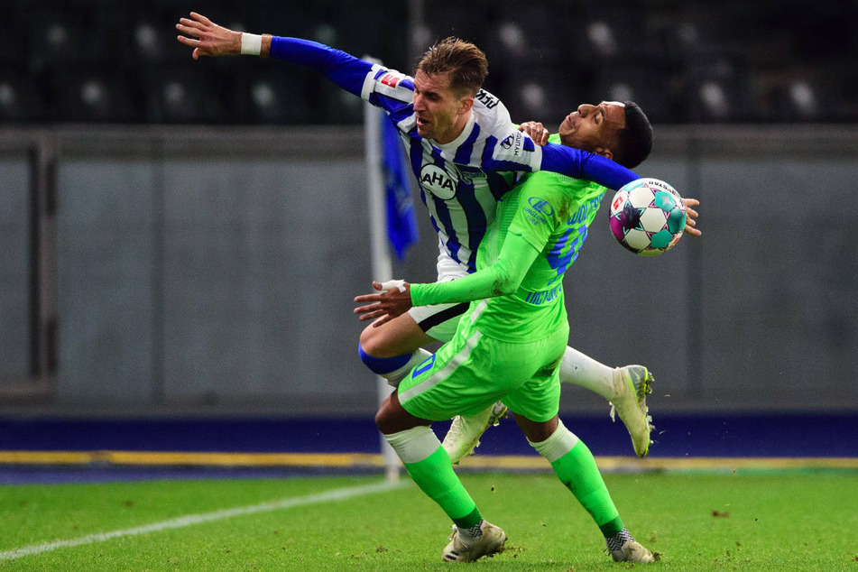 Herthas Peter Pekarik (34, l) im Zweikampf mit VfL-Kicker Joao Victor (26). Im intensiven Hinspiel trennten sich die Mannschaften mit einem 1:1 im Berliner Olympiastadion.