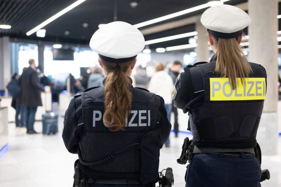 Am Flughafen Stuttgart wurde die Mannschaft einer intensiveren Kontrolle unterzogen. (Symbolfoto)