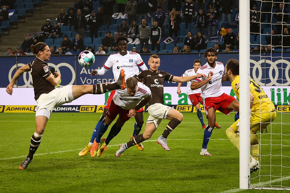 Daniel Buballa vom FC St. Pauli (l.) klärte den Ball vor Simon Terodde vom Hamburger SV (M.)