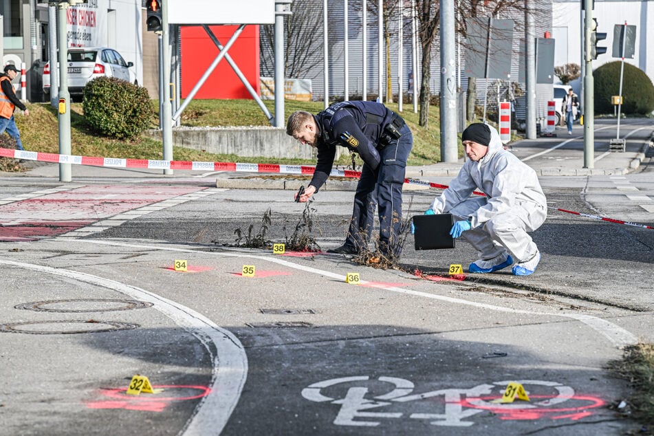 Mann verletzt zwei Mitarbeiter von Einkaufszentrum mit Messer: Polizei schießt auf Täter