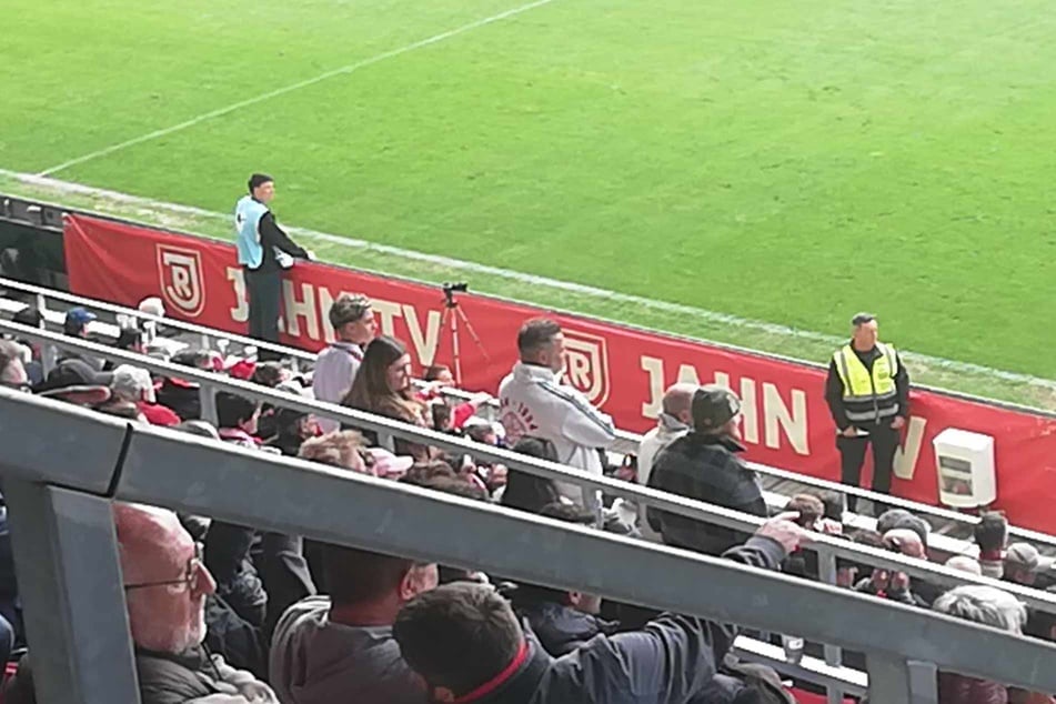 Auch der Energie-Präsident Sebastian Lemke ist mit Sohn und Tochter in regensburg dabei.