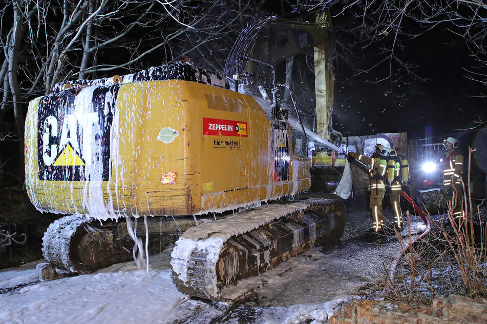 Bei dem Bagger-Brand in Dresden entstand ein Sachschaden von circa 50.000 Euro!