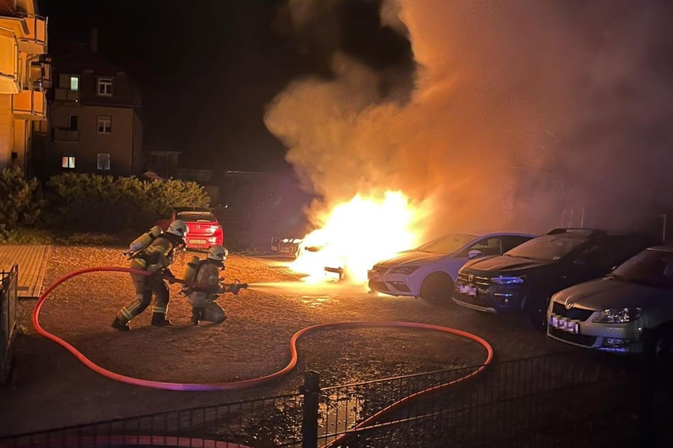 Das Feuer war durch eine Explosion an einem Renault ausgelöst worden.