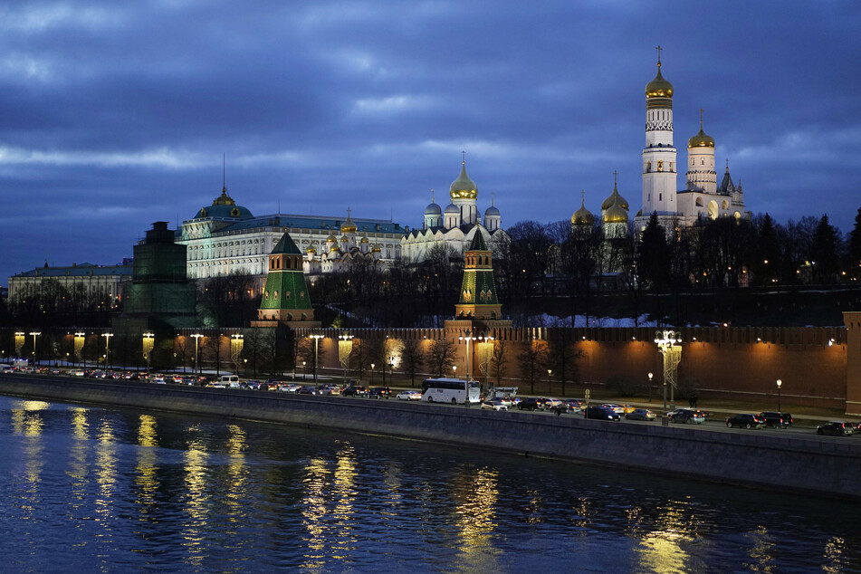 Blick auf den Kreml am Ufer der Moskwa in Moskau.