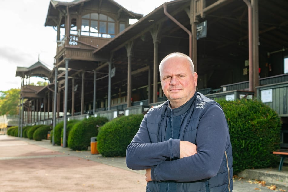 Thomas Schmidt (57) vor der historischen Haupttribüne. Deren Wartung kostet Geld.