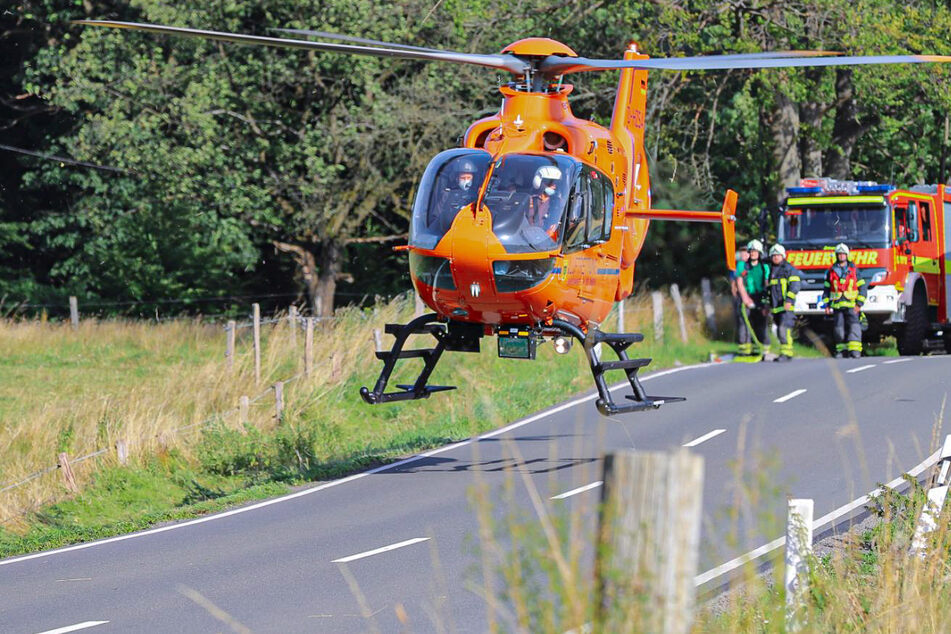 Bikerin kracht frontal gegen Auto: Hubschrauber fliegt 20-Jährige ins Krankenhaus