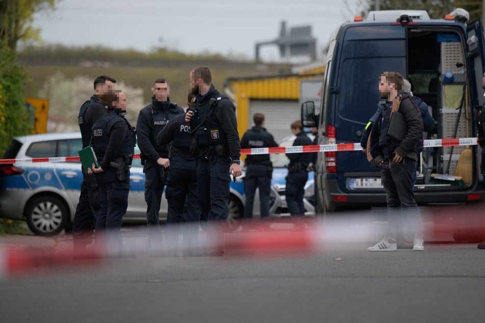 Die Polizei fand auf dem Gelände einer Betonbau-Firma drei Leichen.