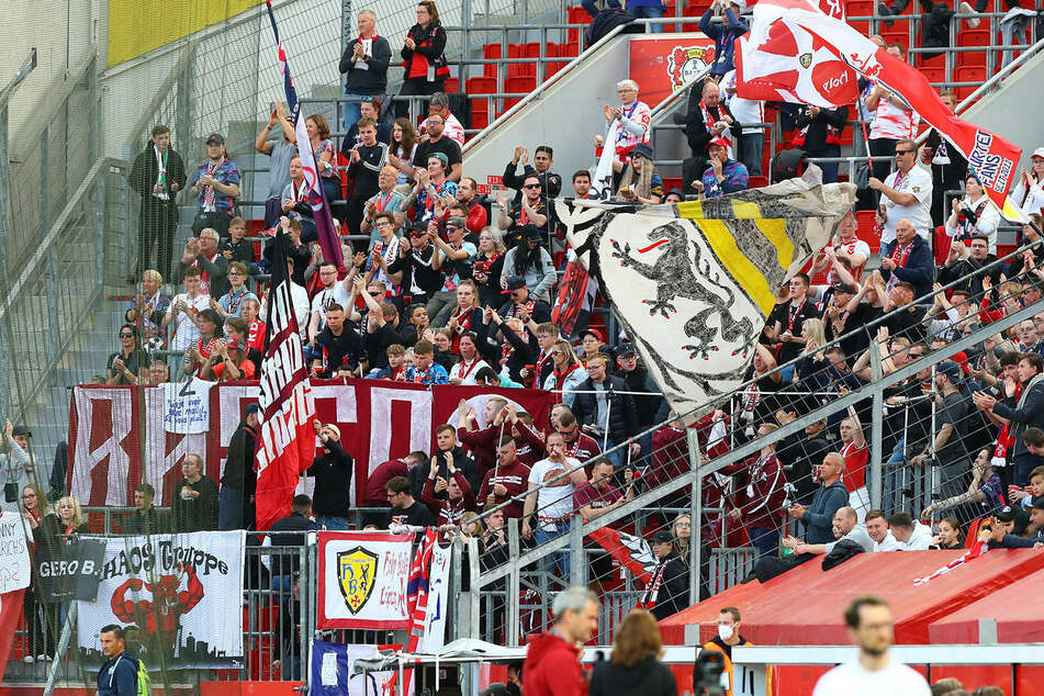 Dutzende Fans reisten mit den Roten Bullen nach Leverkusen.