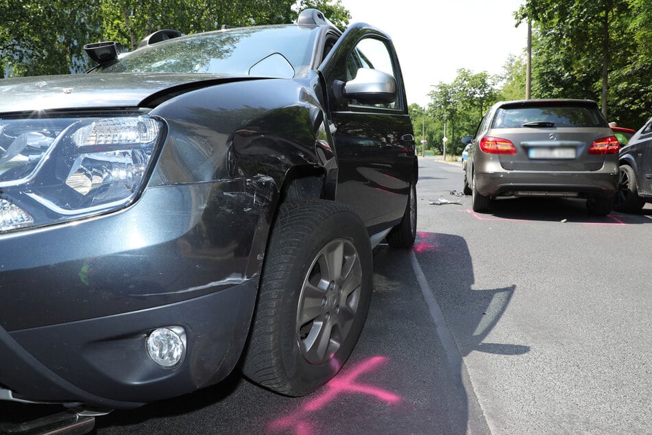 Der Dacia wurde auf der Fahrerseite am stärksten beschädigt.