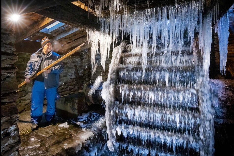 Kai Walther (54) schlägt im Schmiedemuseum Eiszapfen vom Großen Wasserrad.