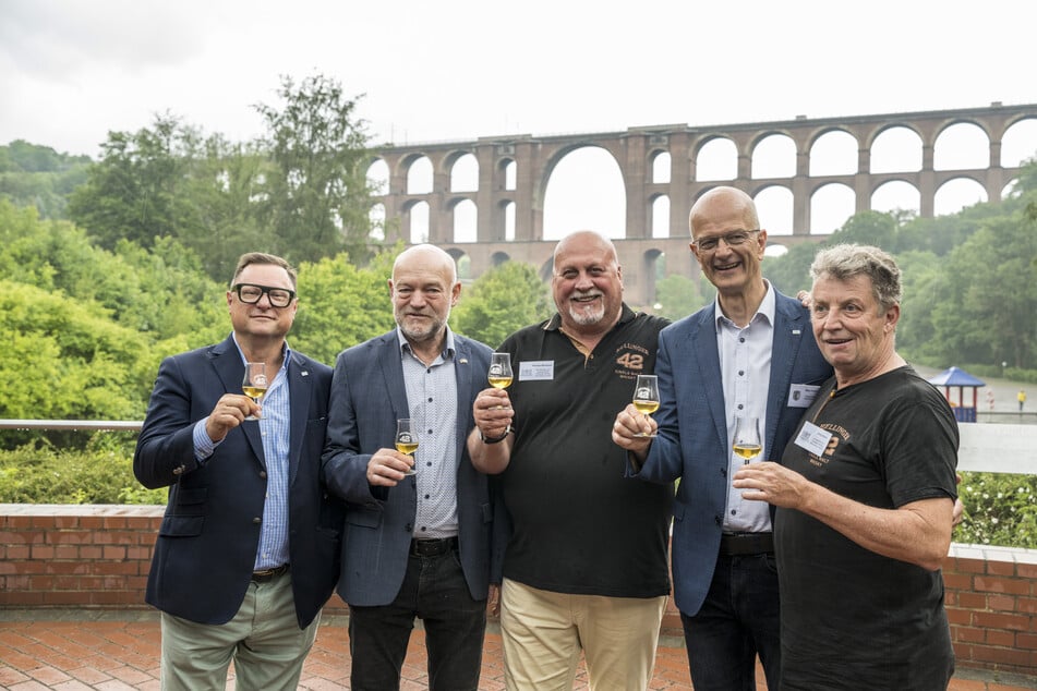 Hagen Sczepanski vom Brückenverein (v.l.), Landtagsabgeordneter Andreas Heinz, Thomas Michalski von der Dresdner Whisky Manufaktur, Bürgermeister Mike Purfürst und Jörg Hans von der Dresdner Whisky Manufaktur testen den Göltzschtal-Whisky.