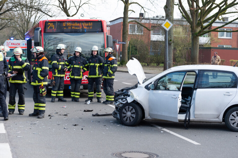 Der Unfallwagen steht mit ausgelösten Airbags vor dem Linienbus.