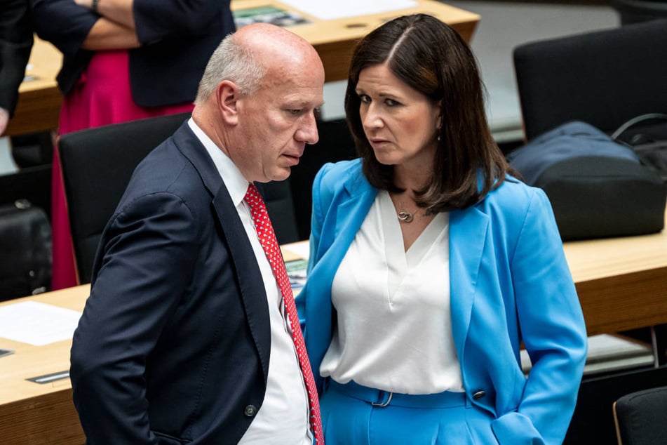 Kai Wegner hat wenige Stunden nach Beginn des Blackouts mit seiner Lebensgefährtin Katharina Günther-Wünsch (42, CDU) Tennis gespielt.