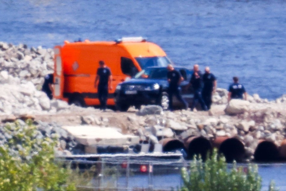 Die entschärfte Bombe wurde in einen Transporter verladen und gesichert. Nun wird sie abtransportiert und in die Sammelstelle nach Zeithain gebracht.