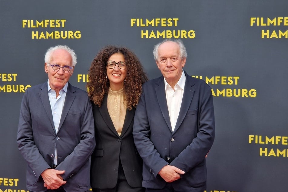 Das Regie-Bruder-Duo Jean-Pierre (l.) und Luc Dardenne erhielt 2025 den "Douglas Sirk"-Preis. Für ein Lebenswerk, das seit Jahrzehnten "mit der Kamera genau dorthin geht, wo es unbequem wird: an die Bruchstellen unserer Gesellschaft", wie Filmfestleiterin Malika Rabahallah (M.) betonte.