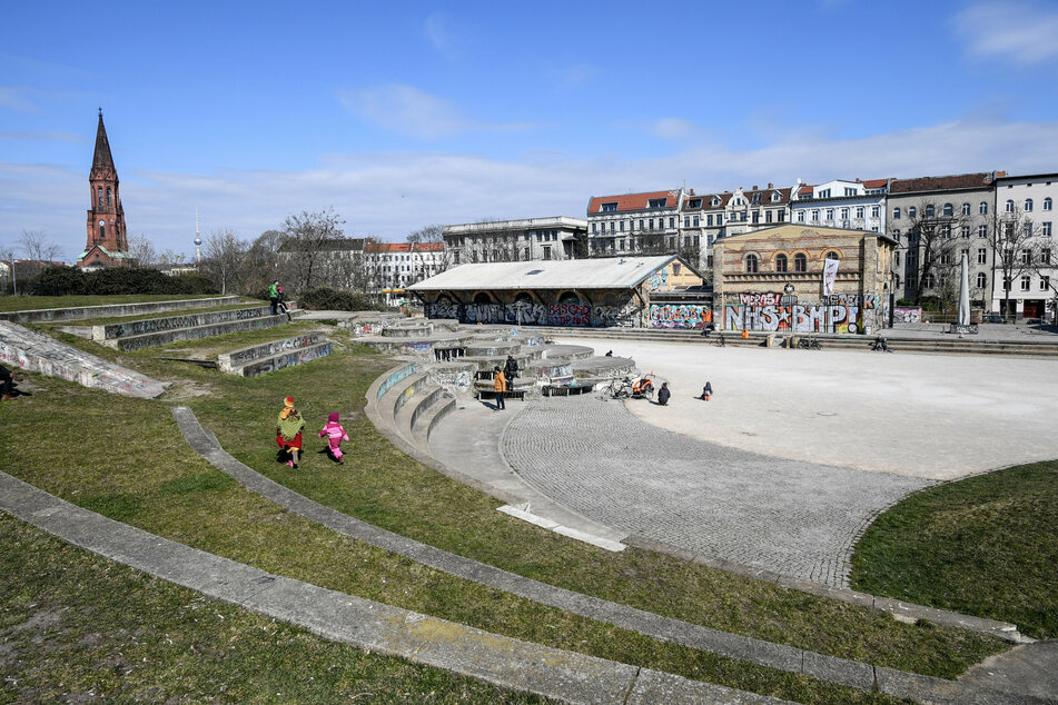 Wo jetzt noch vereinzelt Kinder im Görlitzer Park im Stadtteil Kreuzberg spielen, könnte künftig die Tram der Linie M10 fahren.