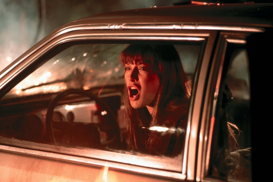 Clear Rivers (Ali Larter, 46) schaut in "Final Destination" (Szenenfoto) aus ihrem Auto entsetzt auf ein Inferno.