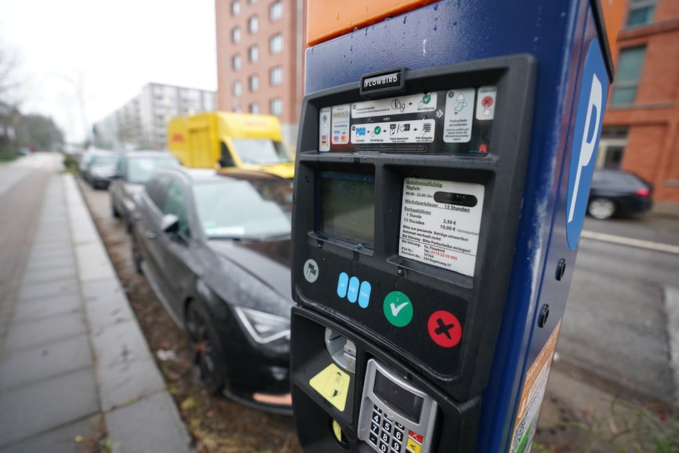 An Parkscheinautomaten hatte die Polizei QR-Codes von Kriminellen entdeckt, die zu einer gefälschten Homepage führten, über die Daten von Nutzern abgegriffen werden konnten.