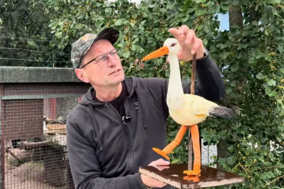 Jörg Gräser, Tierpfleger im Zoo Leipzig, hat diesmal einen Storch erschaffen.