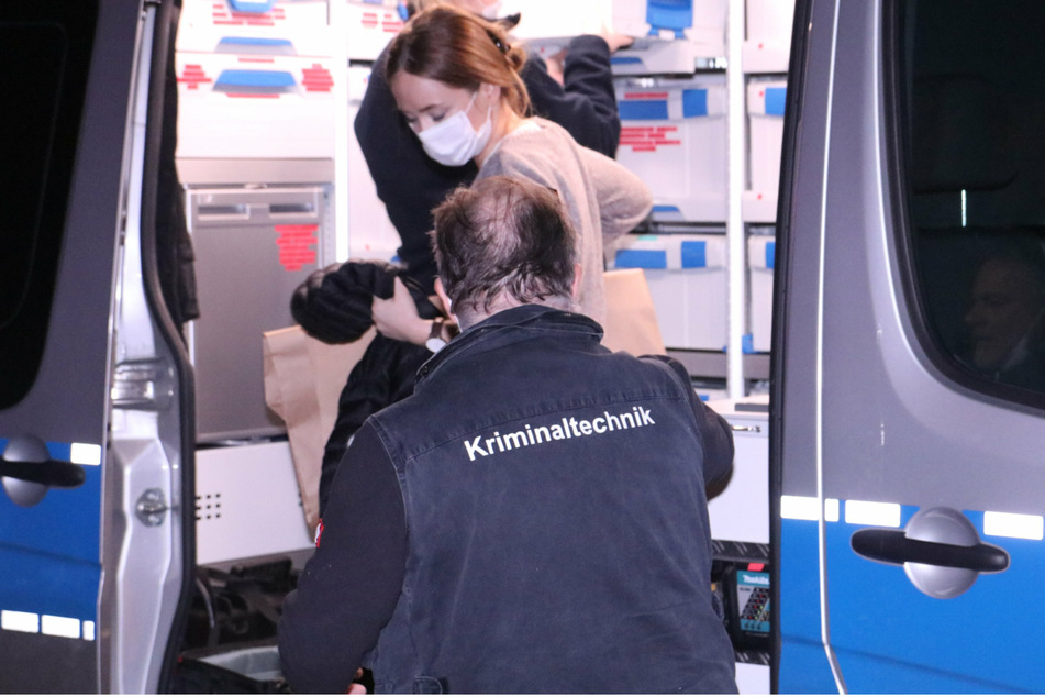 Mitarbeiter der Kriminaltechnik verlassen am Mittwochabend den mutmaßlichen Tatort in Berlin-Tempelhof.