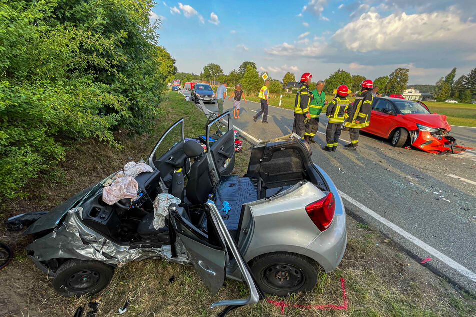 Auch der VW-Fahrer und seine Beifahrerin mussten schwer verletzt in eine Klinik gebracht werden.