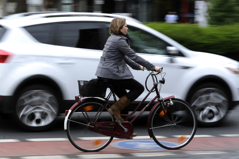 Auf Radfahrer muss im Straßenverkehr besonders acht gegeben werden, da sie im toten Winkel schnell übersehen werden.
