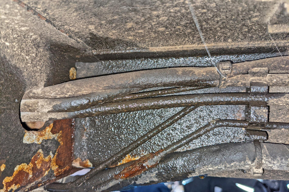 Die Bremsleitungen des Mercedes Vito waren bereits undicht und stark angegriffen.