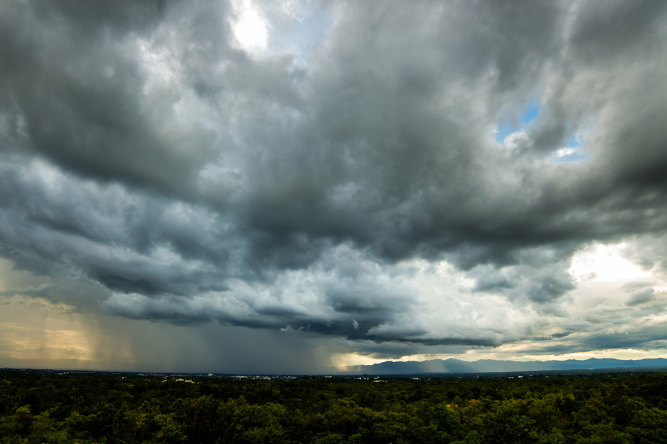 In NRW müssen sich die Menschen am Dienstag erneut auf Gewitter mit örtlichem Starkregen einstellen. (Symbolbild)