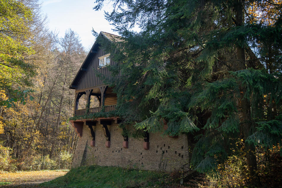 Als normales Wohngebäude getarnt liegt das ehemalige "Führerhauptquartier Adlerhorst" im Wald bei Langenhain-Ziegenberg (Hessen).