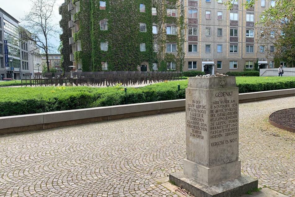 Die Gedenkstätte befindet sich an der Gottschedstraße, Ecke Zentralstraße.