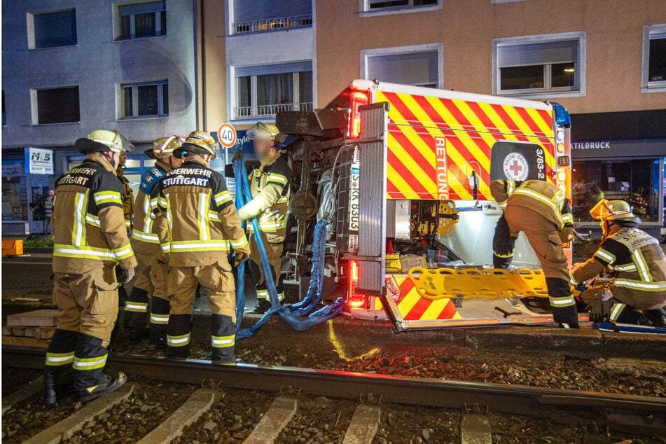 Rettungswagen kippt um: Vier Verletzte bei Unfall in Stuttgart!