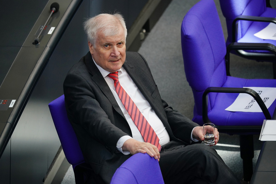 Horst Seehofer (CSU), Bundesminister des Innern, für Bau und Heimat, nimmt an der Befragung der Bundesregierung im Bundestag teil.