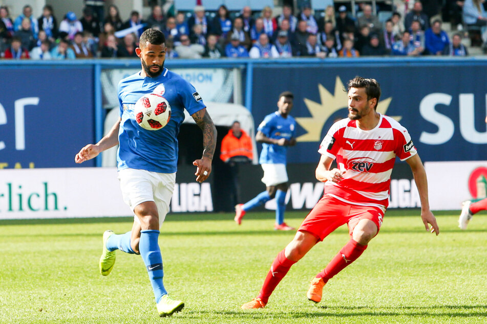 Cebio Soukou (28, l.) ging schon einmal einen Schritt zurück und wechselte von Aue nach Rostock, wo er beim FC Hansa in der 3. Liga eine herausragende Saison hinlegte.