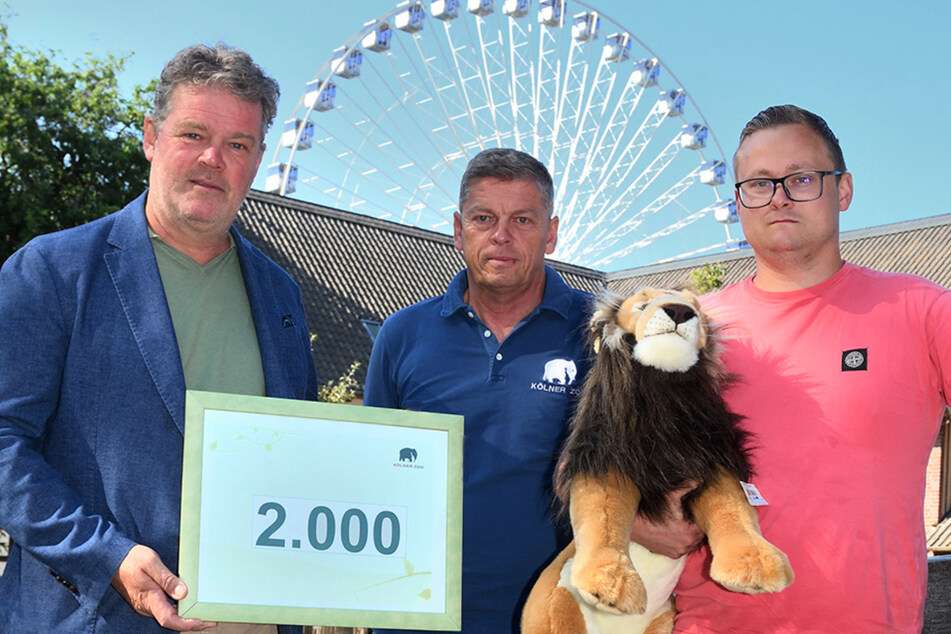Stefan Bollert (Kids2Go GmbH, links), Christopher Landsberg (Kölner Zoo, mitte), Willi Kipp (Kipp & Sohn KG, rechts) haben sich zusammengetan und wollen Familien, die durch die Flut einiges verloren haben, eine Freude machen.