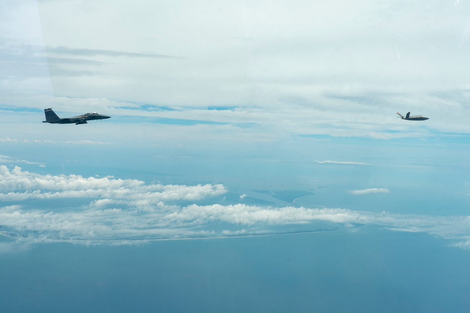 Dieses Bild zeigt die XQ-58 Drohnen bei ihrem ersten Testflug mit KI-Pilot von Ende Juli. Begleitet wurde das unbemannte Flugzeug von einer F-15 (l.)