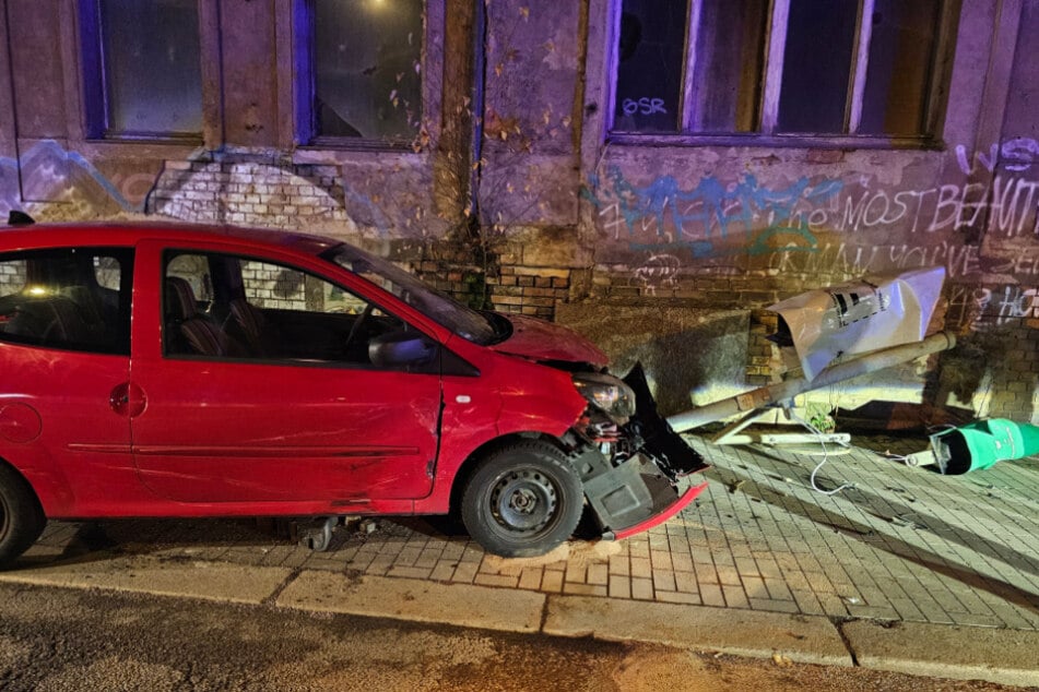 Der Renault krachte am Ende gegen eine Fußgängerampel und kam zum Stehen.