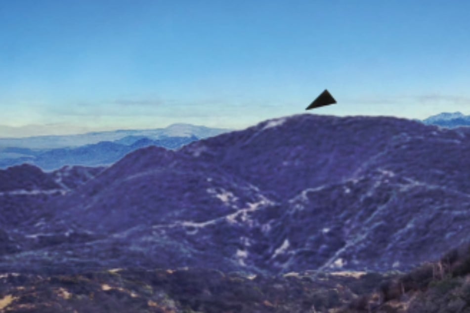 Ohne hörbare Geräsche vollführte das dreieckige UFO spektakuläre Flugmanöver.