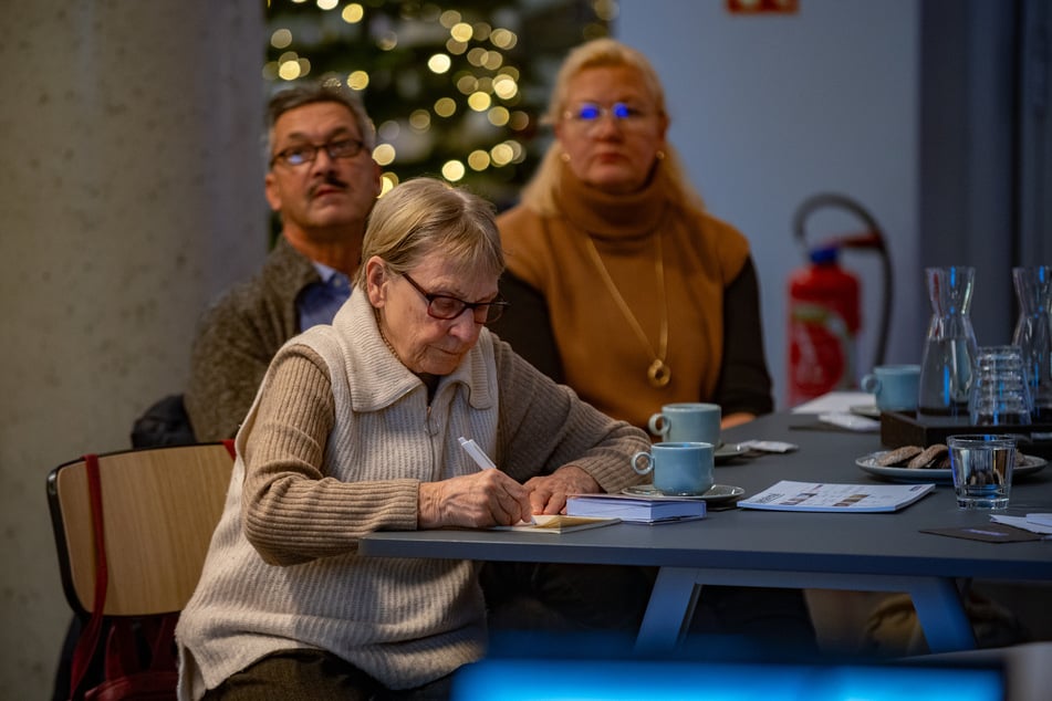 Frau Pupp (83, vorn) hatte bisher noch keine Berührungspunkte mit Online-Banking - das möchte sie nun ändern.