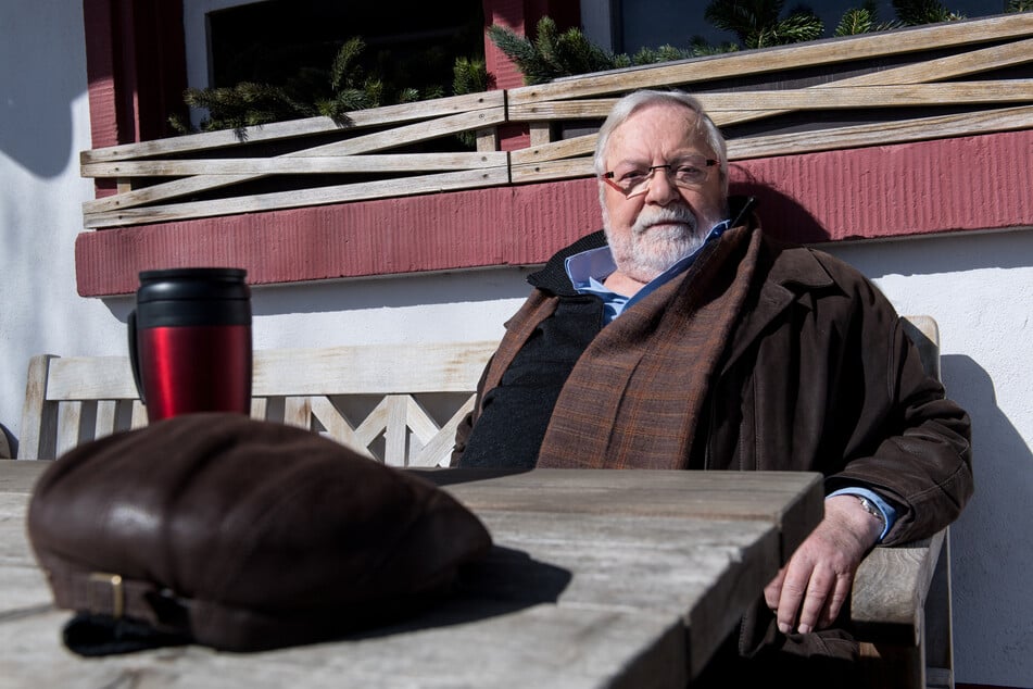 Der 84-Jährige verlasse die Serie aus gesundheitlichen Gründen und wolle sich altersbedingt zur Ruhe setzen.