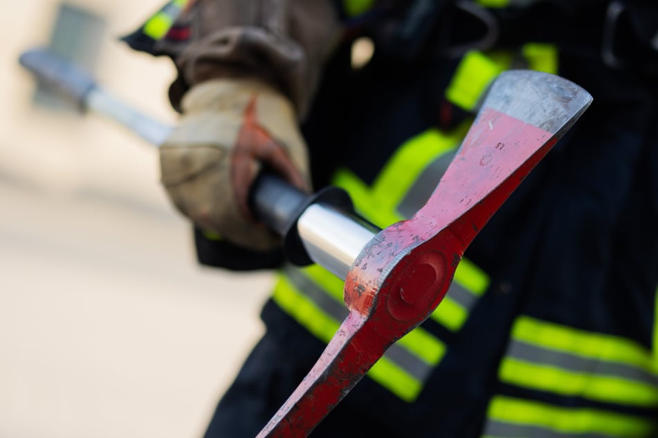 Unfall im Suff: Autofahrer rastet aus und holt Axt raus